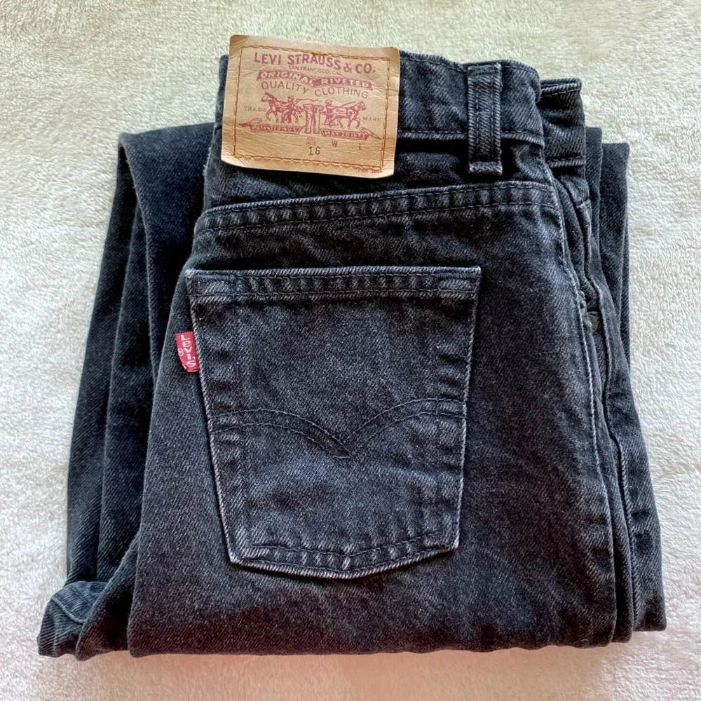 Vintage Levi’s 535 high-waisted black jeans. 🖤 - Picture 5 of 5